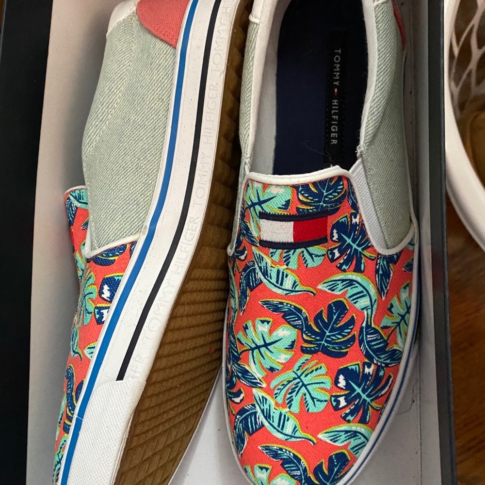 Tommy H Flower Design Shoes 8.5